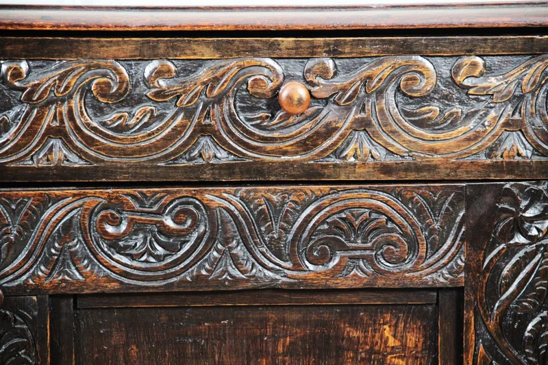 18e eeuwse eiken dressoir - Meubel › Kasten - €650.00 - Vroeg 18e eeuws eiken dressoir met twee deuren en bovenaan twee laden. Origineel vlak snijwerk.
115 x 46cm; 84cm hoog
omstreeks 1700