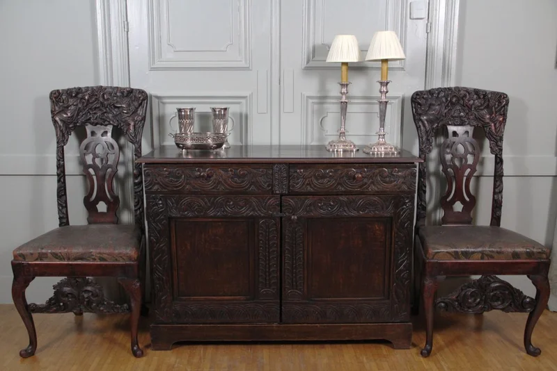 18e eeuwse eiken dressoir - Meubel › Kasten - €650.00 - Vroeg 18e eeuws eiken dressoir met twee deuren en bovenaan twee laden. Origineel vlak snijwerk.
115 x 46cm; 84cm hoog
omstreeks 1700