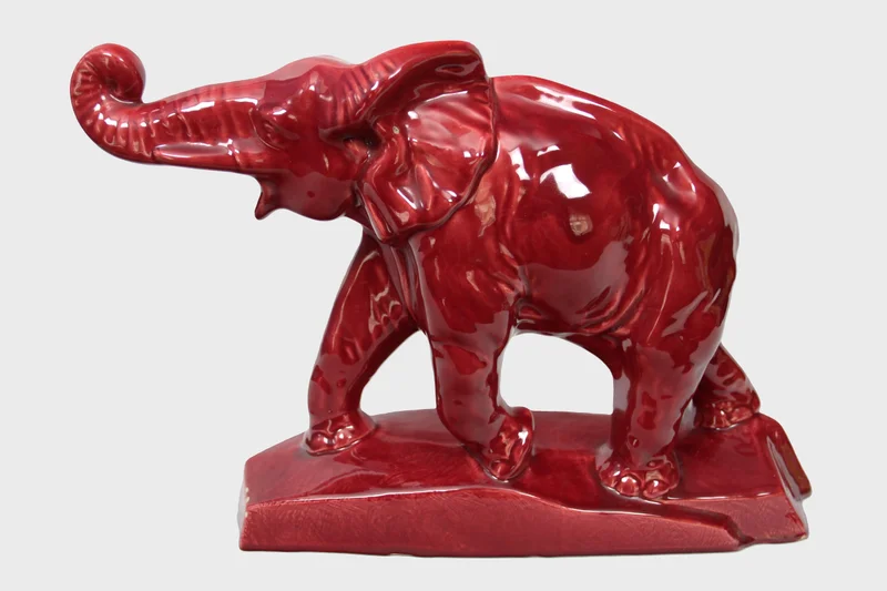 Afrikaanse olifant - Porselein › Figuren - €120.00 - Model "Dolly" van Lejan
omstreeks 1930
42cm lang en 30cm hoog