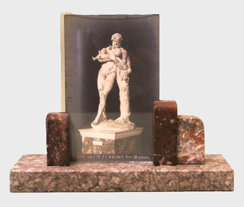 Art Déco fotohouder (1) - Diversen › Varia - €45.00 - Fotohouder met marmer voet en inschuifbare glasplaat.
Breedte voet: 20cm; hoogte glasplaat 17cm
ca 1930-1940