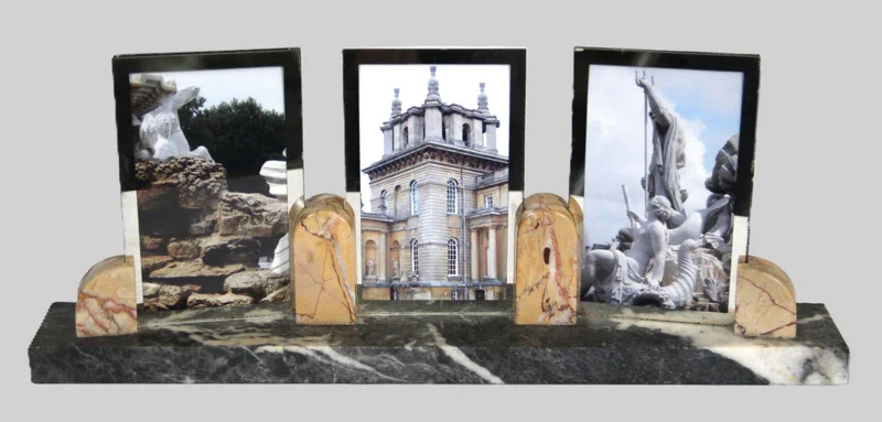 Art déco fotohouder (2) - Diversen › Varia - €125.00 - Fotohouder voor drie foto's in groene en gele marmer.
Elke glasplaat afgeboord met zilverkleurige rand rond foto.
Breedte voet; 40cm, hoogta glasplaat: 17cm
Ca 1930-1950