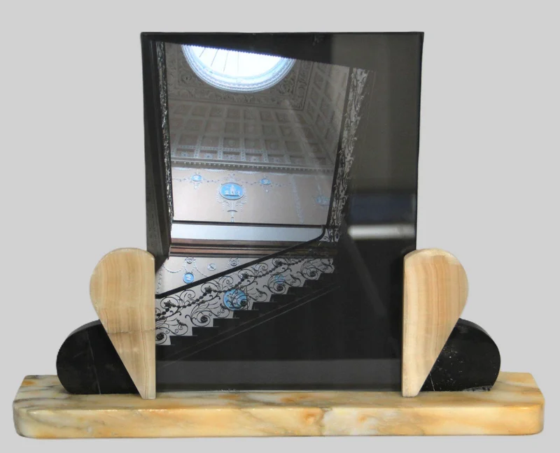 Art Déco marmer fotohouder (2) - Diversen › Varia - €60.00 - Fotohouder met mamrmer voet in twee kleuren.
Breedte voet: 35.5cm; hoogte glasplaat: 26.5cm
Ca 1930-1940