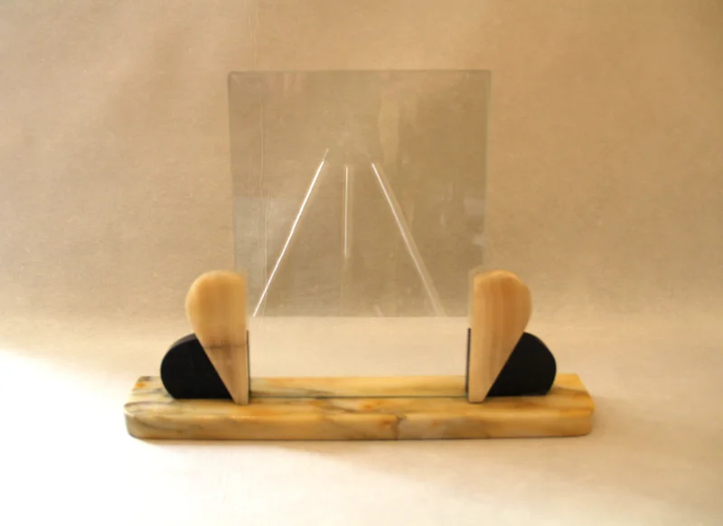 Art Déco marmer fotohouder (2) - Diversen › Varia - €60.00 - Fotohouder met mamrmer voet in twee kleuren.
Breedte voet: 35.5cm; hoogte glasplaat: 26.5cm
Ca 1930-1940