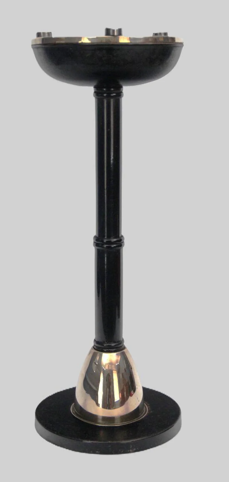 Art Déco staande asbak - Diversen › Varia - €95.00 - Asbak op voet met gezwart metalen voet, houten zuil en metalen asschaal; versierd met geelkoper voet en cigaretlegger.
Voet 23cm diameter, 60cm hoog.
Ca 1930/1940