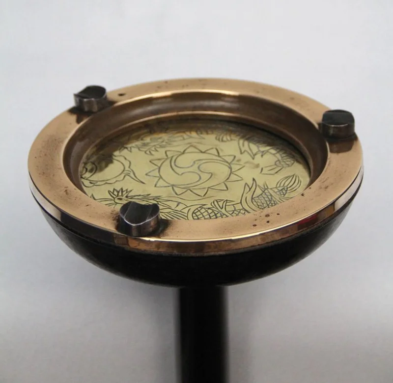 Art Déco staande asbak - Diversen › Varia - €95.00 - Asbak op voet met gezwart metalen voet, houten zuil en metalen asschaal; versierd met geelkoper voet en cigaretlegger.
Voet 23cm diameter, 60cm hoog.
Ca 1930/1940