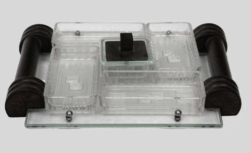 Art déco tafelset in glas - Glas › Schalen - €145.00 - Tafelschaal in glas en hout op verchroomde pootjes.
4 open schaaltjes en één dekselschaaltje met gematterd siermotief.
32 x 26cm
Art Déco