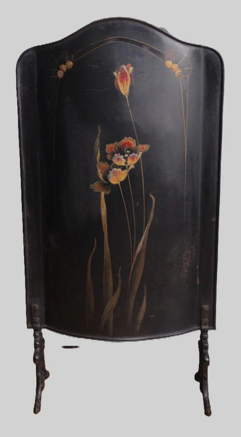 Art Nouveau haardscherm - Diversen › Varia - €125.00 - Een plaatijzeren haardscherm. Gezwart en geëmailleerd met bloemen aan de voorzijde. Gedragen door twee gietijzer voetjes.
Licht gebogen.
100cm hoog en 50cm breed.