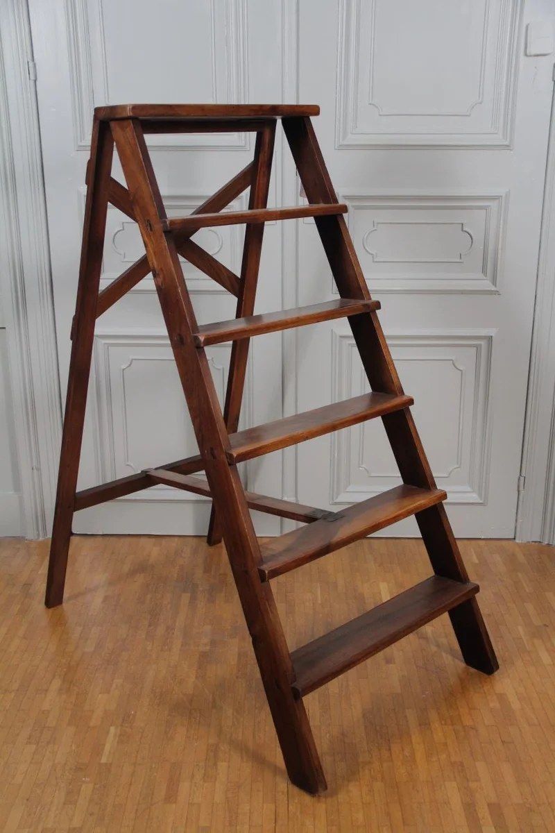 Bibliotheekladder - Meubel › Bijzetmeubel - €375.00 - Notenhouten, opklapbare bibliotheekladder.
19e eeuw
53cm breed; 129cm hoog