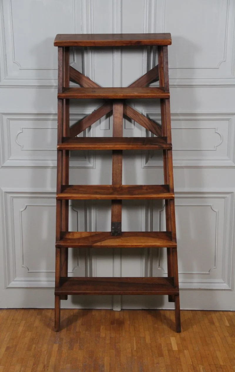 Bibliotheekladder - Meubel › Bijzetmeubel - €375.00 - Notenhouten, opklapbare bibliotheekladder.
19e eeuw
53cm breed; 129cm hoog