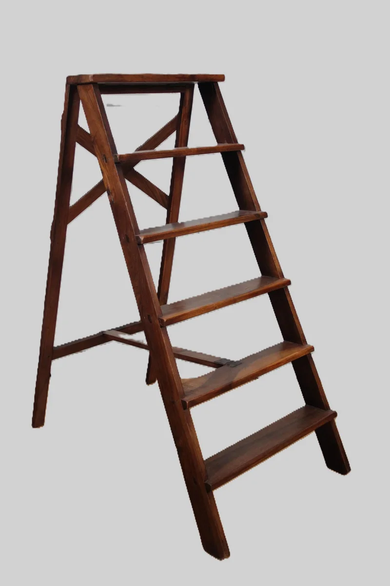 Bibliotheekladder - Meubel › Bijzetmeubel - €375.00 - Notenhouten, opklapbare bibliotheekladder.
19e eeuw
53cm breed; 129cm hoog