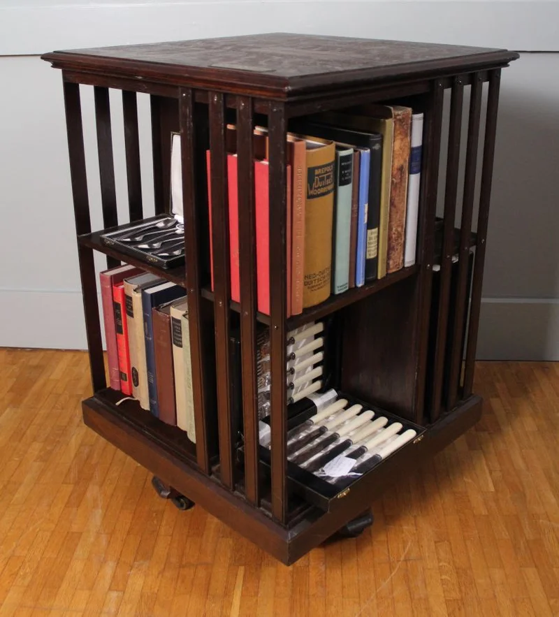 Boekenmolen in eik - Meubel › Bijzetmeubels - €495.00 - Edwardian boekenmolen in eikenhout met 8 boekenvakken.
Voorzien van het originele koper naamplaatje met vermelding van geschenk aan Mrs Williams in Mei 1930.
50cm vierkant, 72cm hoog.