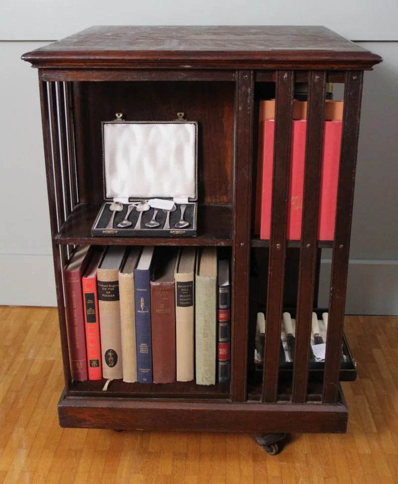 Boekenmolen in eik - Meubel › Bijzetmeubels - €495.00 - Edwardian boekenmolen in eikenhout met 8 boekenvakken.
Voorzien van het originele koper naamplaatje met vermelding van geschenk aan Mrs Williams in Mei 1930.
50cm vierkant, 72cm hoog.