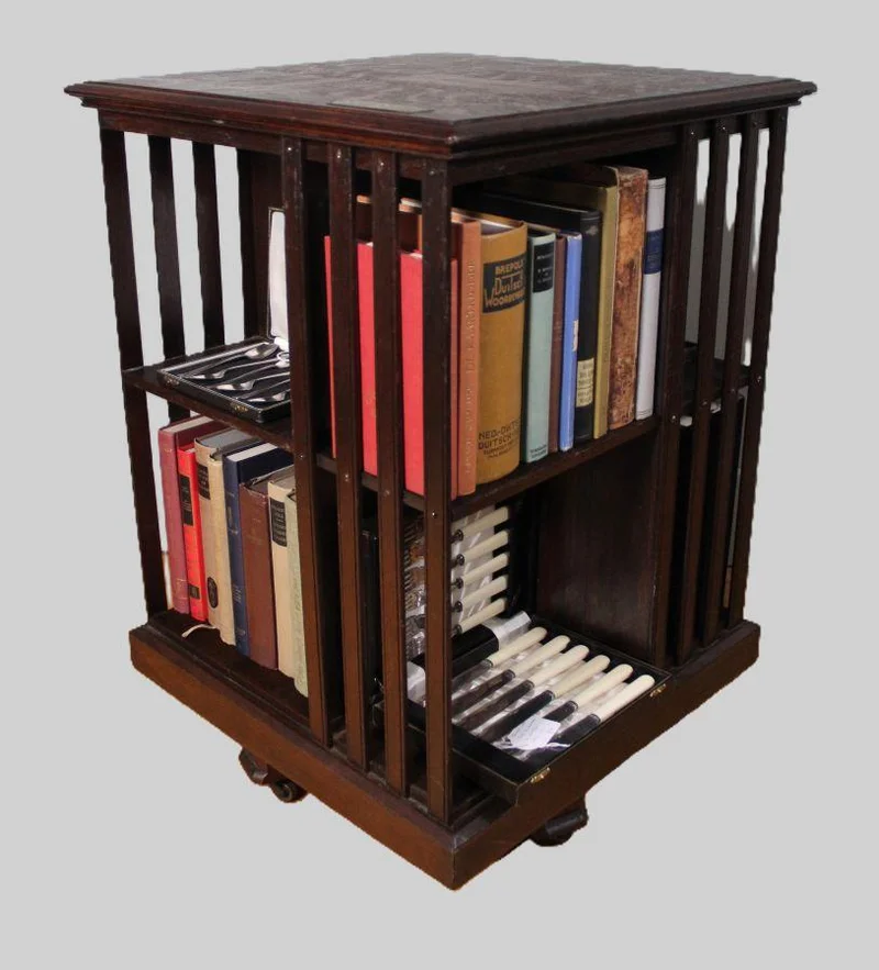 Boekenmolen in eik - Meubel › Bijzetmeubels - €495.00 - Edwardian boekenmolen in eikenhout met 8 boekenvakken.
Voorzien van het originele koper naamplaatje met vermelding van geschenk aan Mrs Williams in Mei 1930.
50cm vierkant, 72cm hoog.