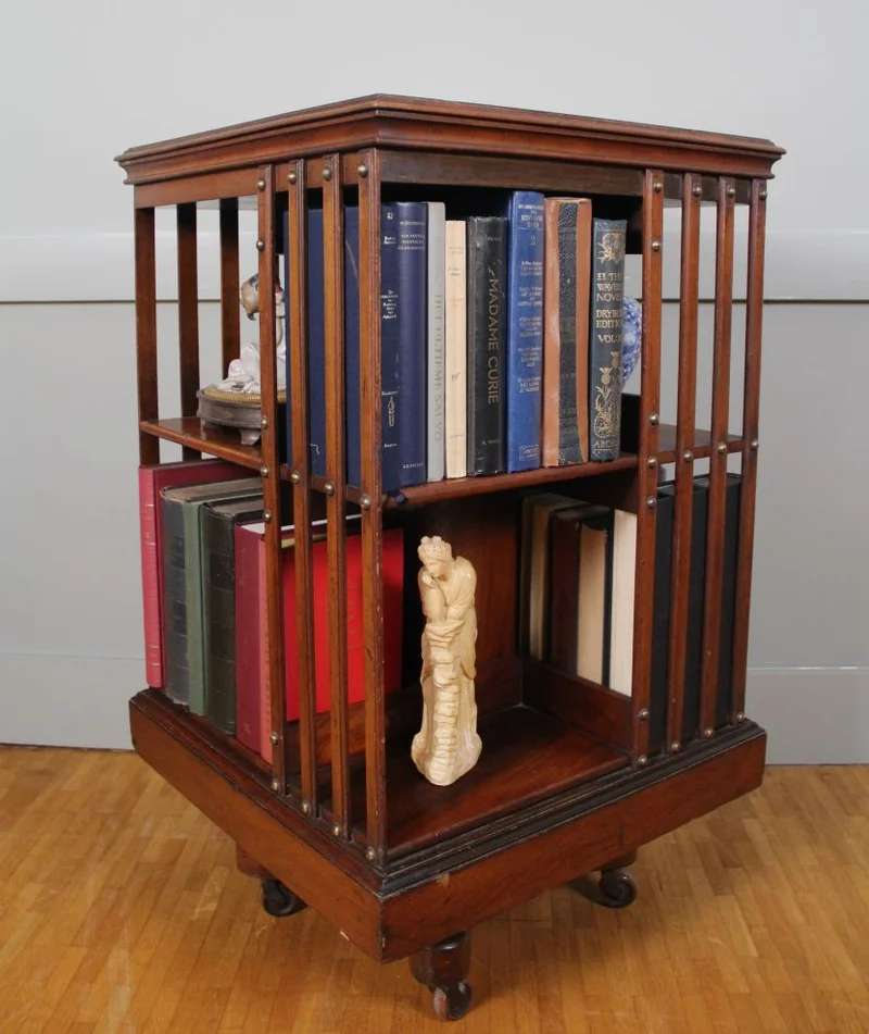 Boekenmolen in mahonie - Meubel › Bijzetmeubel - Mahoniehouten boekenmolen met twee etages waarin 8 boekenvakken.
Edwardian periode; ca 1920/1930
50cm vierkant, 85cm hoog