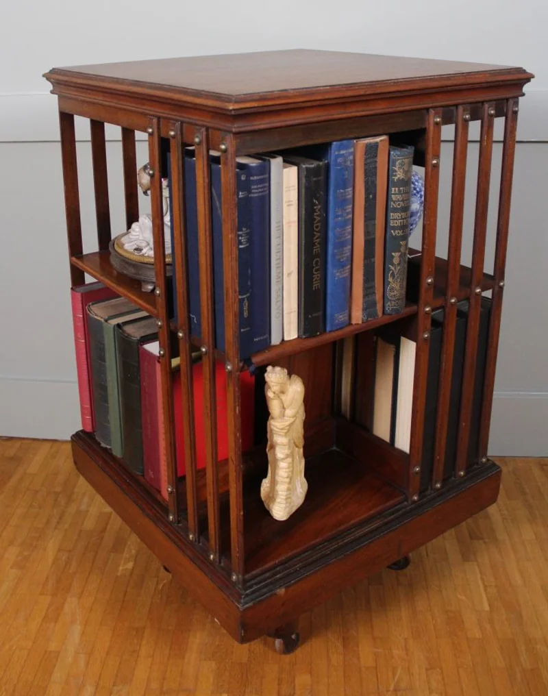 Boekenmolen in mahonie - Meubel › Bijzetmeubel - Mahoniehouten boekenmolen met twee etages waarin 8 boekenvakken.
Edwardian periode; ca 1920/1930
50cm vierkant, 85cm hoog