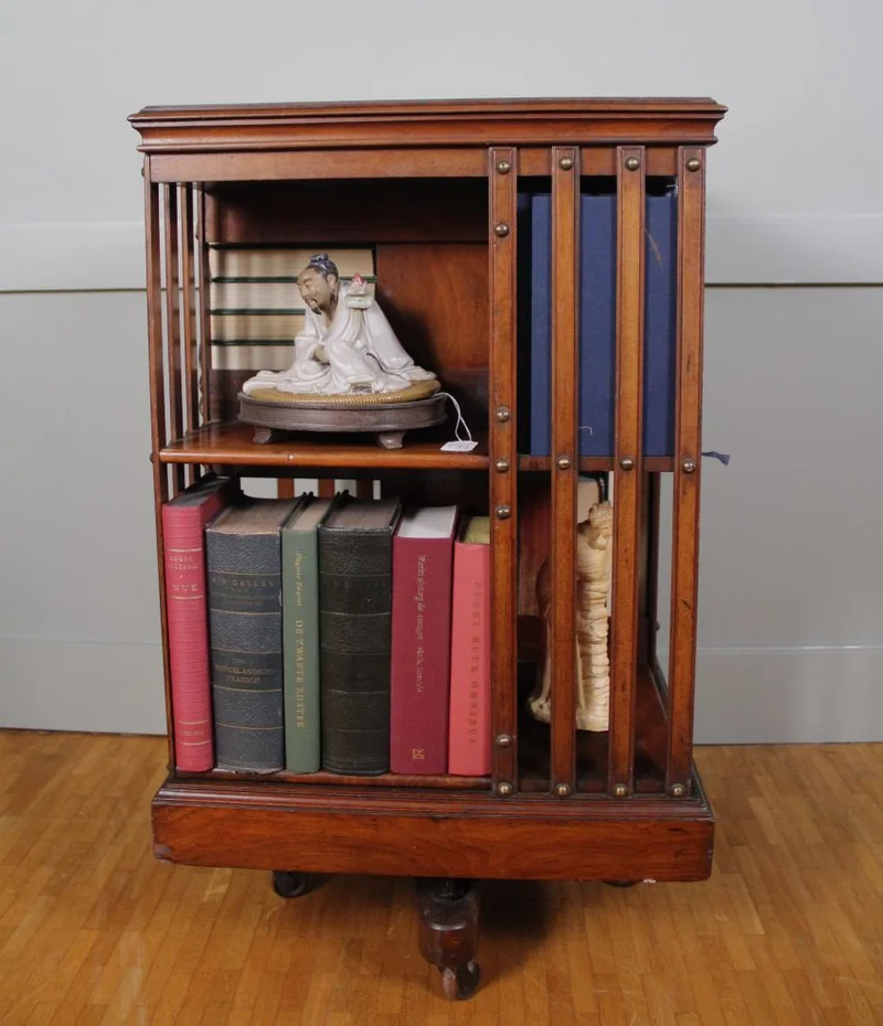 Boekenmolen in mahonie - Meubel › Bijzetmeubel - Mahoniehouten boekenmolen met twee etages waarin 8 boekenvakken.
Edwardian periode; ca 1920/1930
50cm vierkant, 85cm hoog