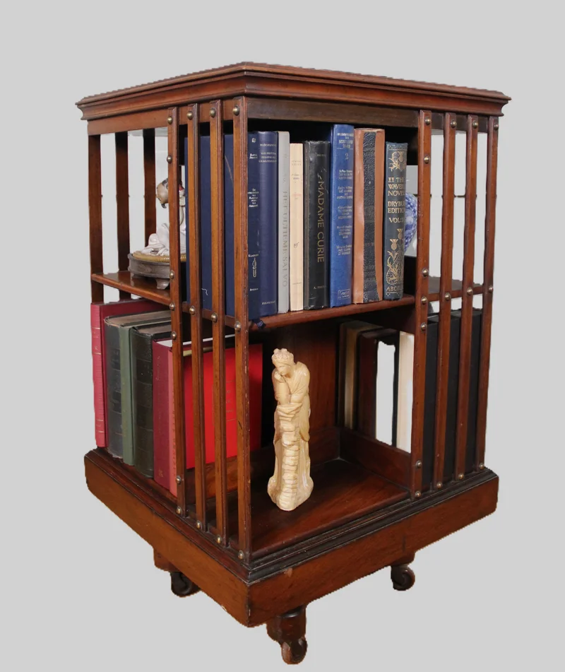 Boekenmolen in mahonie - Meubel › Bijzetmeubel - Mahoniehouten boekenmolen met twee etages waarin 8 boekenvakken.
Edwardian periode; ca 1920/1930
50cm vierkant, 85cm hoog