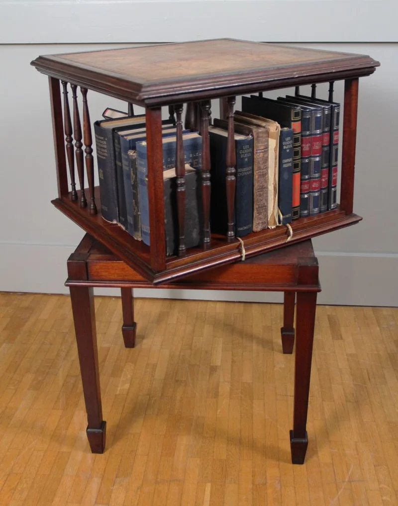 Boekenmolen miniatuur - Meubel › Bijzetmeubel - €295.00 - Miniatuur boekenmolen als bijzettafeltje waarvan het bovenste deel roteert. Vier boekenvakjes.
Mahoniehout
45 x 43cm, 70cm hoog
Ca 1900/1910