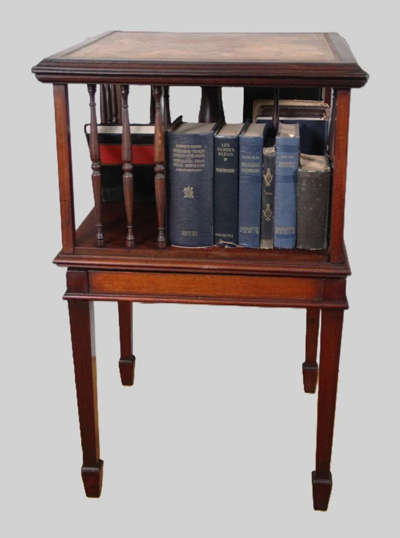 Boekenmolen miniatuur - Meubel › Bijzetmeubel - €295.00 - Miniatuur boekenmolen als bijzettafeltje waarvan het bovenste deel roteert. Vier boekenvakjes.
Mahoniehout
45 x 43cm, 70cm hoog
Ca 1900/1910