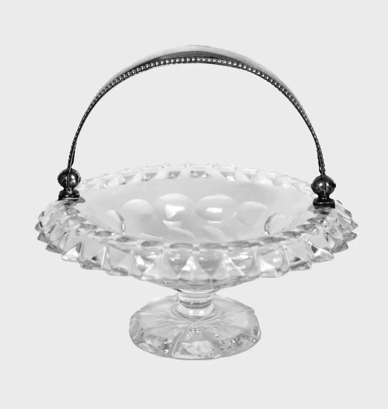 Bonbonschaal in kristal - Glas › Schalen - €45.00 - Schaal op voet met zilver hengsel (titer .900)
diameter 15cm
ca 1930