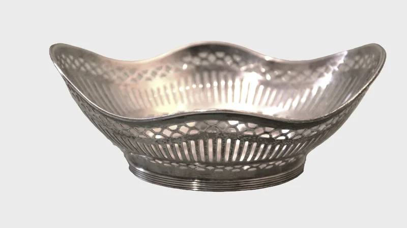 Broodmandje - Zilver › Serviesgoed - €35.00 - Verzilverd mandje
16 x 11 cm
Ca 1930-1960