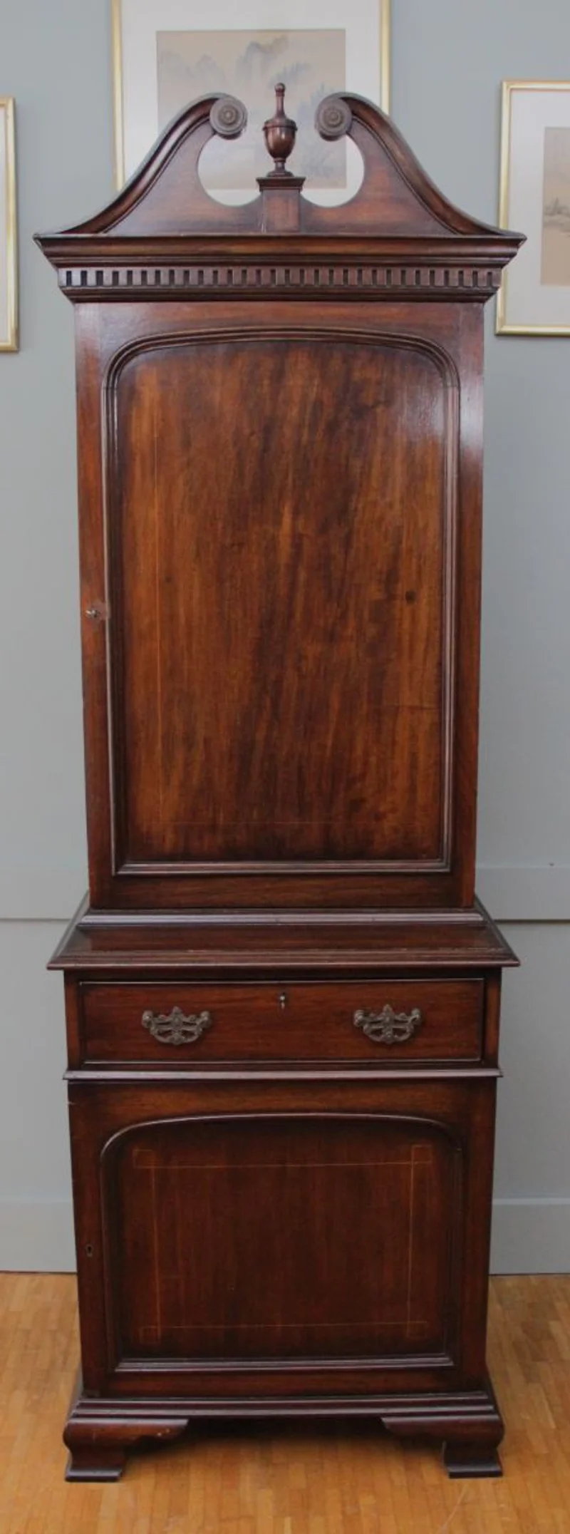 Cabinet - Meubel › Kasten - €1350.00 - Smal tweedeurs cabinet in mahoniehout met twee deuren boven elkaar. De binnenkant van het bovendeel is ingericht met zeven kleine laden en pigeonholes met gotic revival boogjes. Oorspronkelijke trekkers. Ogee bracket feet. In het geheel een eclectische vormgeving met grotendeels stijlelementen van de Georgean periode.
61 x 41cm; 180cm hoog
Laatvictoriaanse periode; ca 1880/1900
