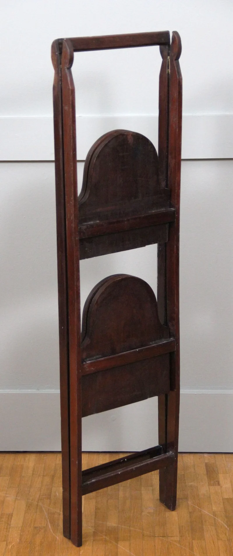 Cakestand opklapbaar - Meubel › Bijzetmeubels - €225.00 - Opklapbare cakestand met twee niveaus.
Mahoniehout.
Hoogte: 95cm, maximale breedte 51cm, diepte: 25cm
Ca 1900