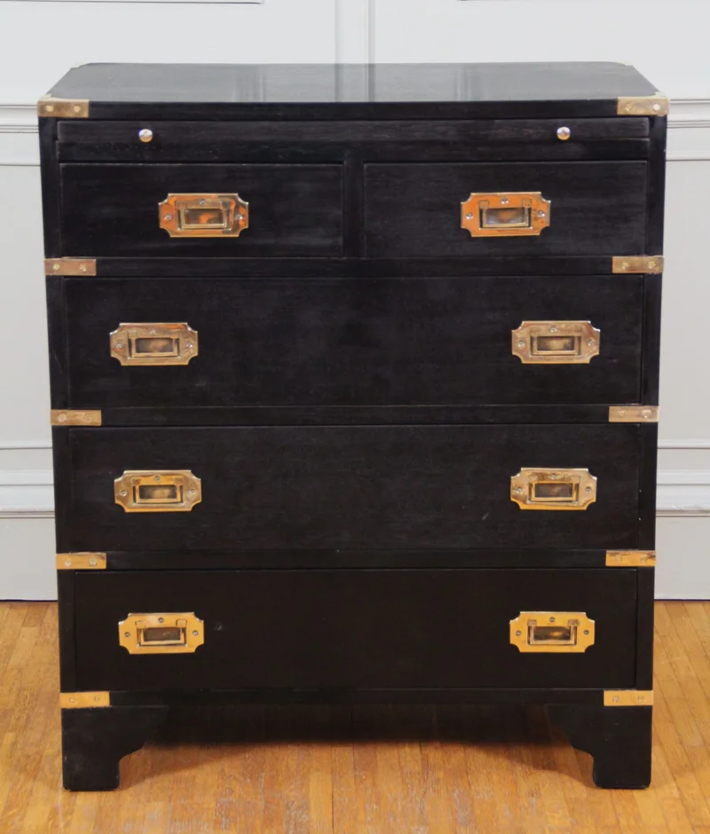 Campaign ladenkastje - Meubel › Kasten - €495.00 - Edwardian kleine commode met uitschuifblad boven de schuiven. Georgean stijl. Drie laden en twee kleine laden, gradueel vergrotend naar onder toe.
61 x 31cm; 73cm hoog.
Engeland; ca 1910/1950