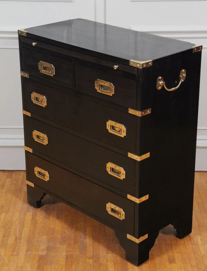 Campaign ladenkastje - Meubel › Kasten - €495.00 - Edwardian kleine commode met uitschuifblad boven de schuiven. Georgean stijl. Drie laden en twee kleine laden, gradueel vergrotend naar onder toe.
61 x 31cm; 73cm hoog.
Engeland; ca 1910/1950