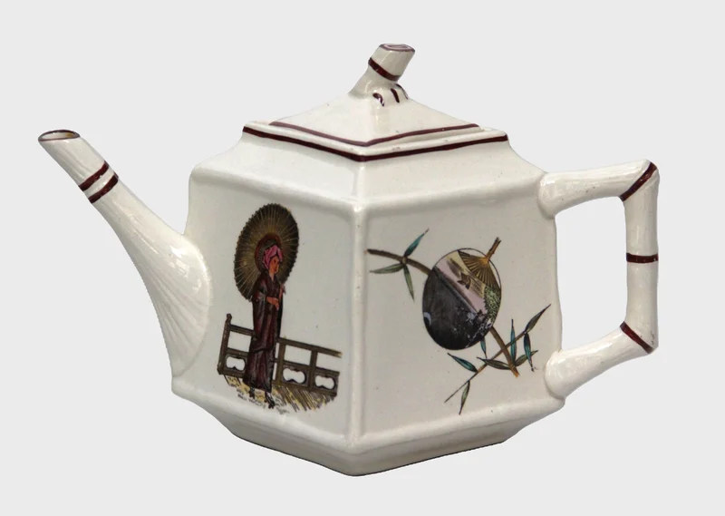 Chinoiserie theepot arts & crafts - Porselein › Serviesgoed - €35.00 - Theepot in steengoed met verschillende chinoiserie versieringen op de vier vlakken.
Arts & Craft stijl. Niet gemerkt
16cm hoog.
Ca 1900