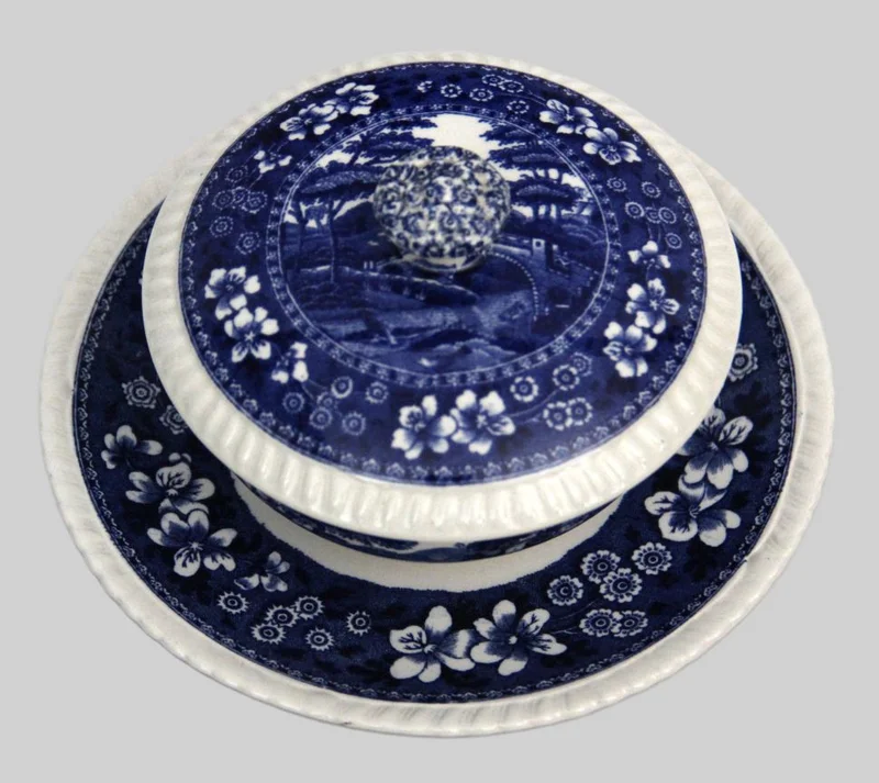 Dekselschaaltje - Porselein › Serviesgoed - €20.00 - Ronde dekselschaal op vaste schotel.
Gemerkt Spode Copeland, decor "Tower"
diameter 16cm
Eerste helft 20e eeuw