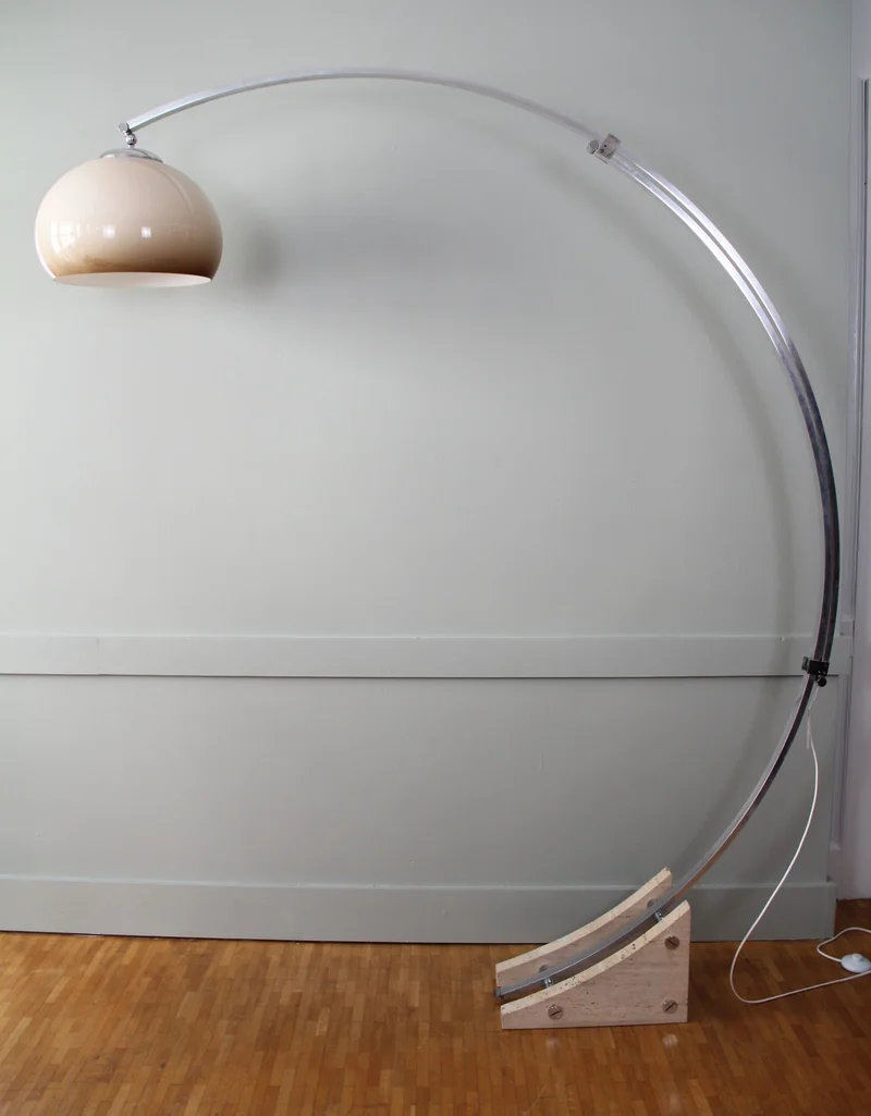 Designlamp - Diversen › Verlichting - Verstelbare staanlamp in Italiaans design.
Verchroomde verschuifbare schacht op travertin voet.
Kunststof kap.
Ongeveer 2m hoog (naargelang stand)
Periode 1970-1980
