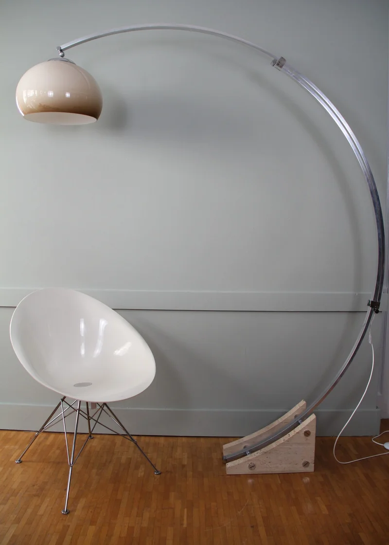 Designlamp - Diversen › Verlichting - Verstelbare staanlamp in Italiaans design.
Verchroomde verschuifbare schacht op travertin voet.
Kunststof kap.
Ongeveer 2m hoog (naargelang stand)
Periode 1970-1980
