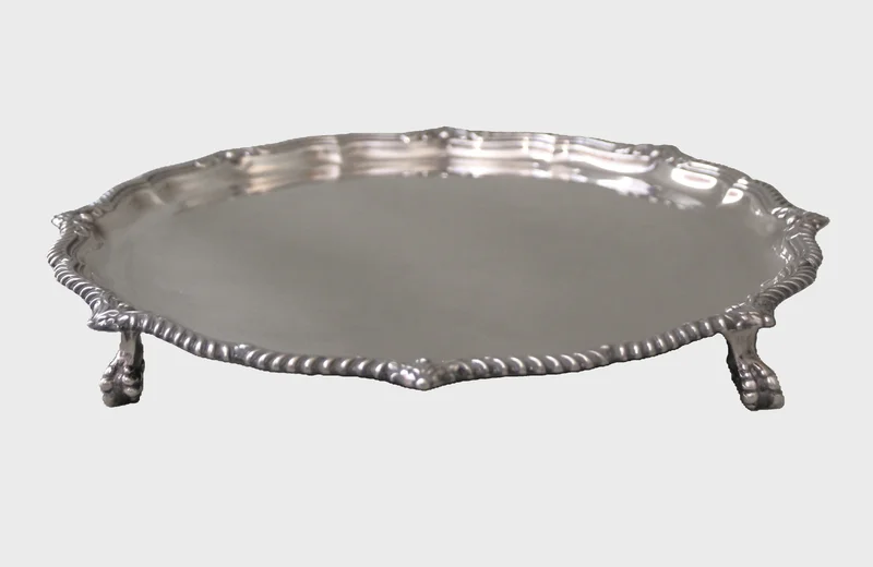 Dienblad (1) - Zilver › Plateau's - €65.00 - Verzilverd dienblad op pootjes, rond met gekartelde rand.
Diameter 27cm
Gemerkt Dixon & Sons (Engeland)
Georgean stijl, ca 1930