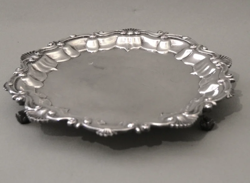 Dienblad (2) - Zilver › Plateau's - €65.00 - Verzilverd plateautje met gekartelde rand en op pootjes.
23cm diameter.
Georgean stijl, Edwardian periode
Niet gemerkt