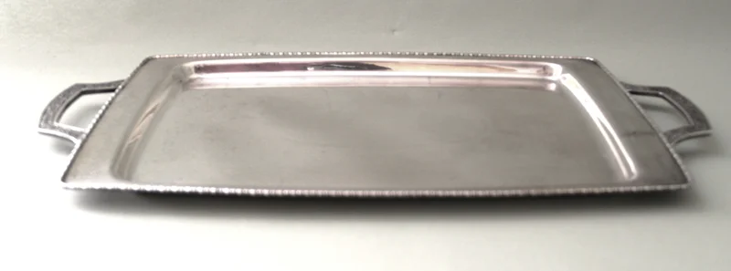 Dienblad (3) - Zilver › Plateau's - €135.00 - Verzilverd dienblad met grepen.
Reliefversiering op de grepen
55 x 28 cm
Niet gemerkt
1930-1950