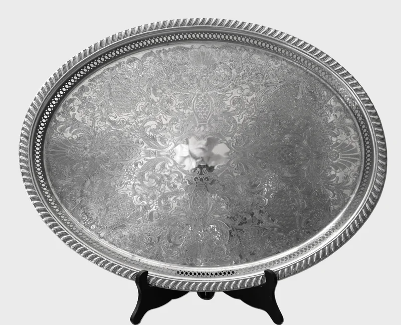 Dienblad (4) - Zilver › Plateau's - €195.00 - Grote ovale plateau met opengewerkte hoge rand.
Gegraveerd blad.
55 x 41 cm
Eerste helft 20e eeuw

