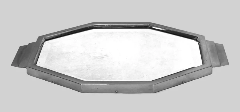 Dienblad met spiegel - Zilver › Plateau's - €125.00 - Art Déco dienblad, verchroomde lijst.
49x30cm
Ca 1940