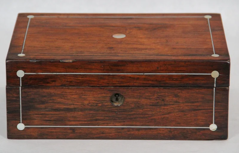 Doos in pallisanderhout - Diversen › Dozen en kistjes - €145.00 - Doos in palissanderhout en inleg met zilver lijstje en parelmoer hoeken.
25 x 17 cm, 10cm hoog.
Georgean periode, Ca 1820