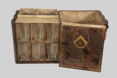 Doos voor twee whiskykaraffen en drinkglazen
