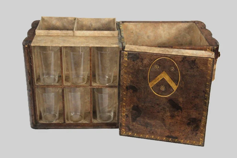 Doos voor twee whiskykaraffen en drinkglazen - Diversen › Dozen en kistjes - €225.00 - Grote doos in vorm van 3 oude boeken, bekleed met sierleder. Binnenin twee vakken voor elk een vierkante whiskykaraf en op de zijkant een set van 6 whiskyglaasjes.
25 x 19cm, 35cm hoog.
ca 1900