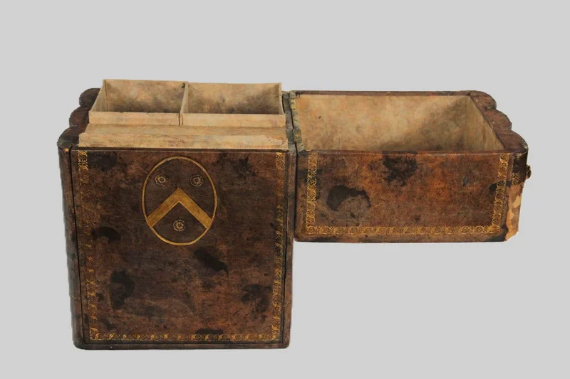 Doos voor twee whiskykaraffen en drinkglazen - Diversen › Dozen en kistjes - €225.00 - Grote doos in vorm van 3 oude boeken, bekleed met sierleder. Binnenin twee vakken voor elk een vierkante whiskykaraf en op de zijkant een set van 6 whiskyglaasjes.
25 x 19cm, 35cm hoog.
ca 1900