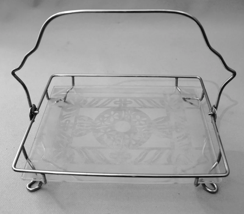 Draagbaar rekje - Zilver › Plateau's - Plateau in verzilverd frame en een blad in geëtst glas.
24 x 19cmNeerklapbare hendel.
Ca 1930-1950