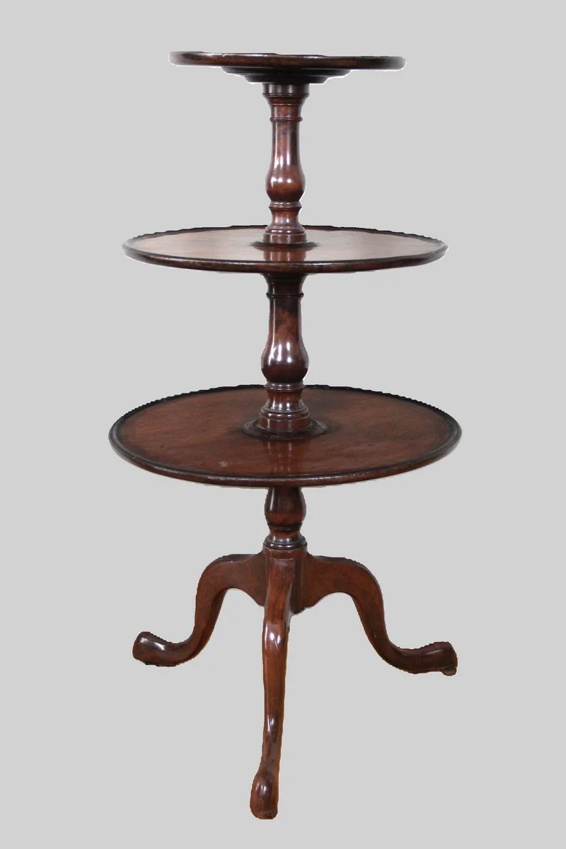 Drieledig presenteermeubel late Georgean - Meubel › Bijzetmeubels - €695.00 - Een drieledig presenteermeubel met deels roterende bladen. Mahoniehout.
Hoogte: 112cm; maximale diameter: 57cm
Ca 1810-1830
