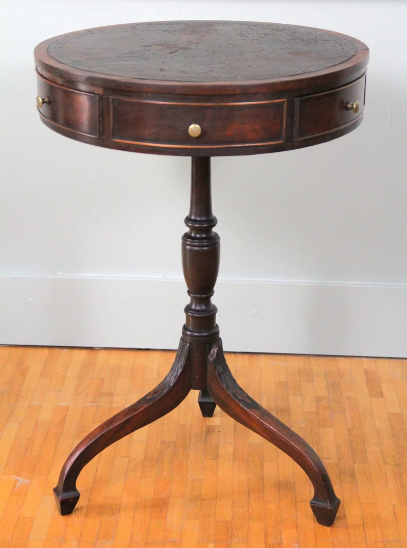 Drumtafeltje - Meubel › Tafels - €360.00 - Edwardian drumtable in mahoniehout met oorspronkelijk leder inlegblad. De "trommel draait rond en heeft 3 kleine schuifjes.
diameter 46cm; 68cm hoog.