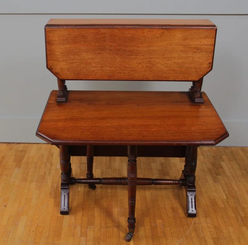 Dubbele sutherland tafel - Meubel › Tafels - Een zeldzame dubbele sutherland tafel in mahoniehout.
In 4 keer apart opklapbaar.
73cm hoog; 58cm breed. Dichtgeklapt 25cm; opengeklapt 70cm op breedste deel.
Laatvictoriaanse periode; ca 1880/1900