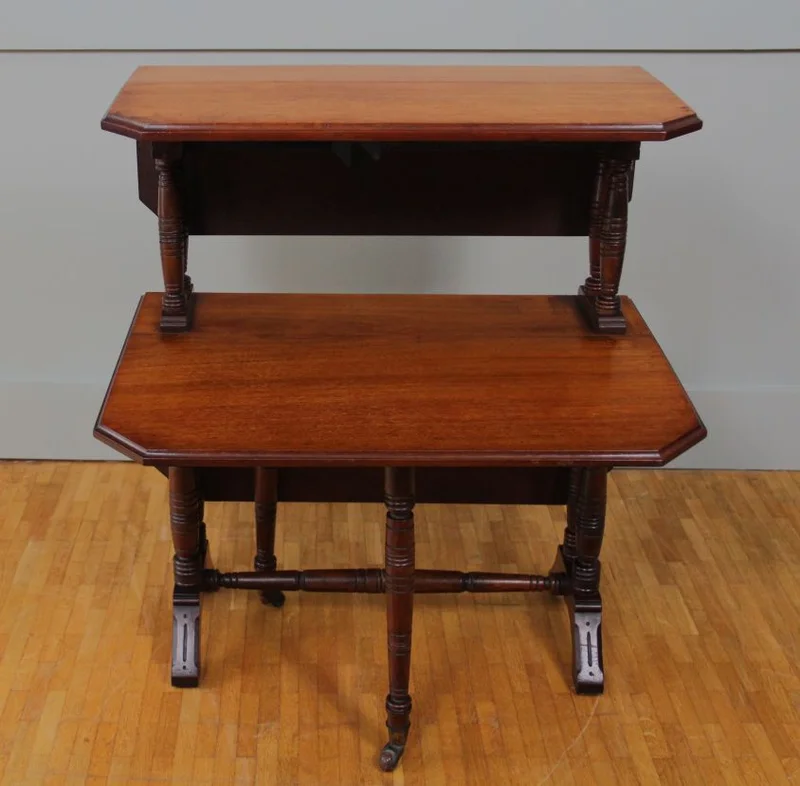 Dubbele sutherland tafel - Meubel › Tafels - Een zeldzame dubbele sutherland tafel in mahoniehout.
In 4 keer apart opklapbaar.
73cm hoog; 58cm breed. Dichtgeklapt 25cm; opengeklapt 70cm op breedste deel.
Laatvictoriaanse periode; ca 1880/1900