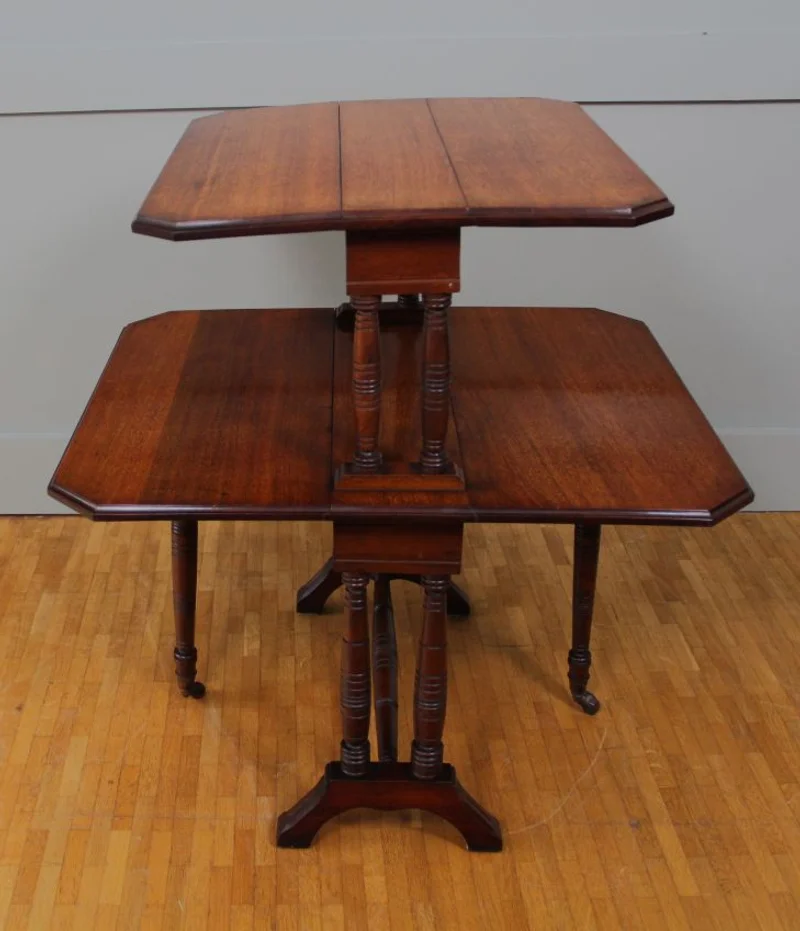 Dubbele sutherland tafel - Meubel › Tafels - Een zeldzame dubbele sutherland tafel in mahoniehout.
In 4 keer apart opklapbaar.
73cm hoog; 58cm breed. Dichtgeklapt 25cm; opengeklapt 70cm op breedste deel.
Laatvictoriaanse periode; ca 1880/1900