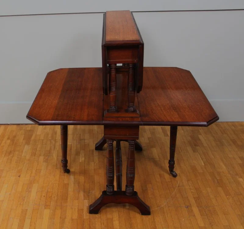 Dubbele sutherland tafel - Meubel › Tafels - Een zeldzame dubbele sutherland tafel in mahoniehout.
In 4 keer apart opklapbaar.
73cm hoog; 58cm breed. Dichtgeklapt 25cm; opengeklapt 70cm op breedste deel.
Laatvictoriaanse periode; ca 1880/1900