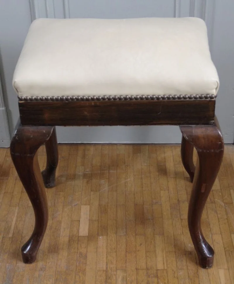 Edwardian bankje - Meubel › Zitmeubels - €125.00 - Een notenhouten bankje, met leder bekleed, in vroeg-Georgean stijl.
30 x 42cm; 50cm hoog
Edwardian periode: ca 1900/1930